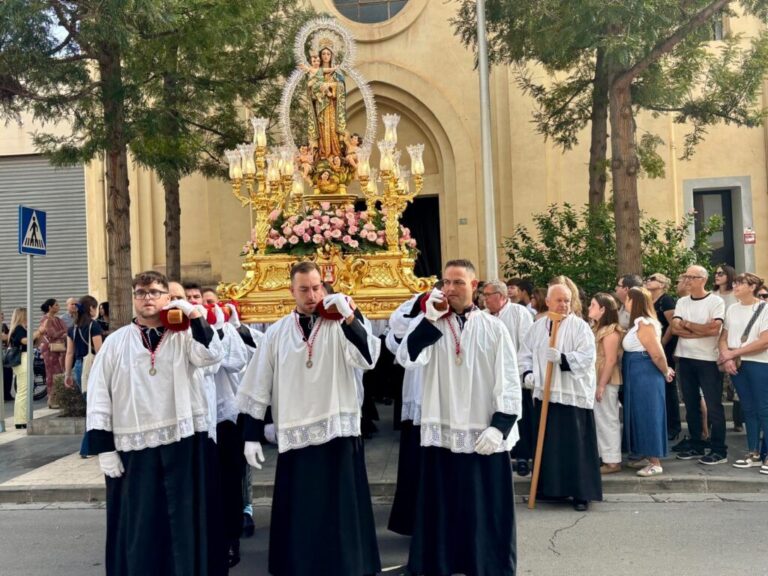 Almassora muestra su devoción por la Mare de Déu del Roser en el día grande de sus fiestas